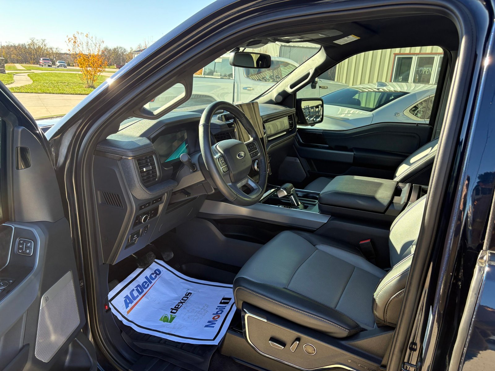 
								23 Ford Lightning full									